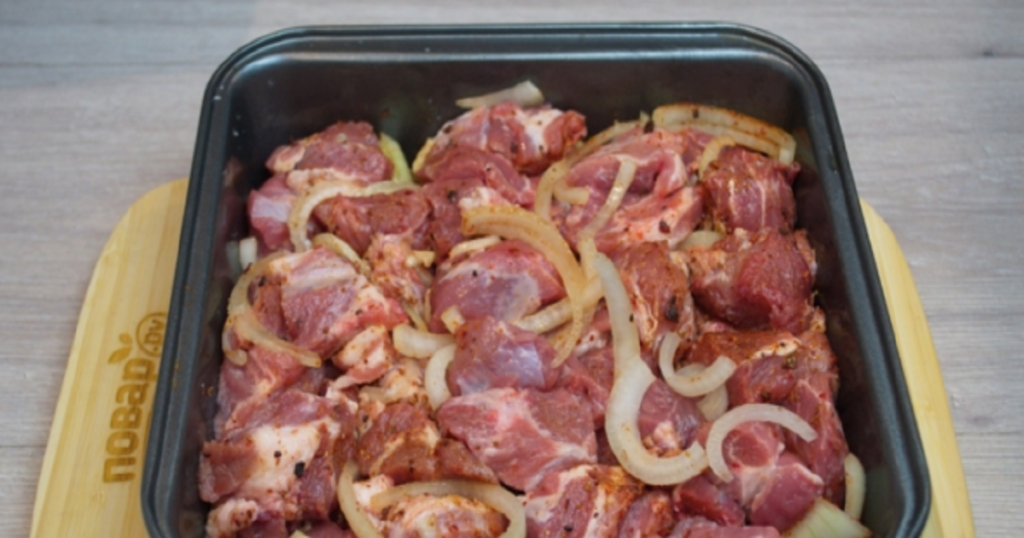 Мясо гармошка в духовке с картошкой в фольге. Свинина в духовке сочная. Свинина в духовке сочная и мягкая. Как вкусно запечь мясо в духовке кусочками. Запечённая свинина в духовке в фольге.