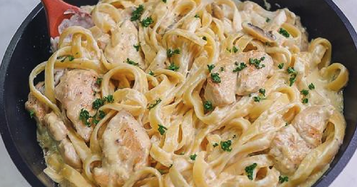 Fettuccine z kurczakiem i pieczarkami w sosie serowym. Lepiej zrób